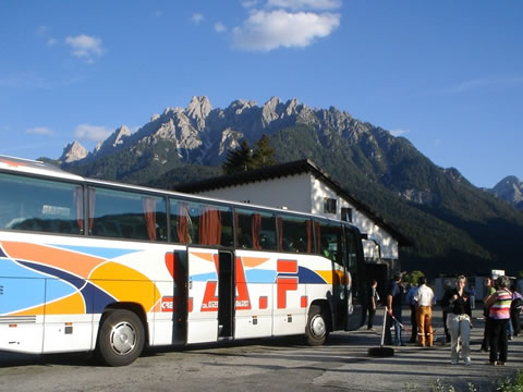 Transfer und Miete von Bussen, Minibussen, Limousine und Privatemotorbooten
